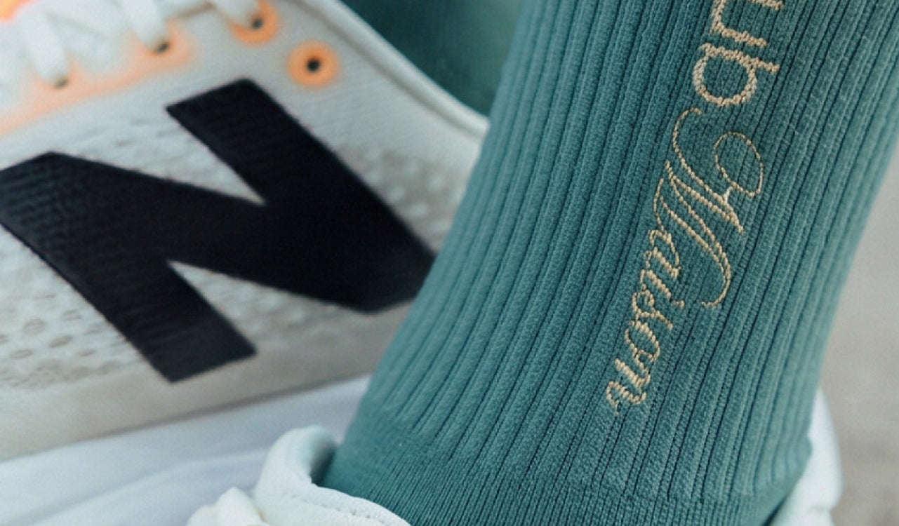 Socken in CI-Farben 2026: Corporate Design & Pantone auf gestrickten Firmensocken
